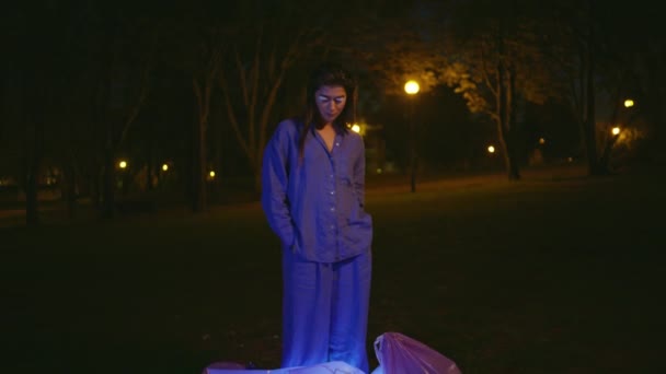 Θλιβερή Γυναίκα Στέκεται Νυχτερινό Πάρκο Φανάρι Φως Που Αντανακλά Την — Αρχείο Βίντεο