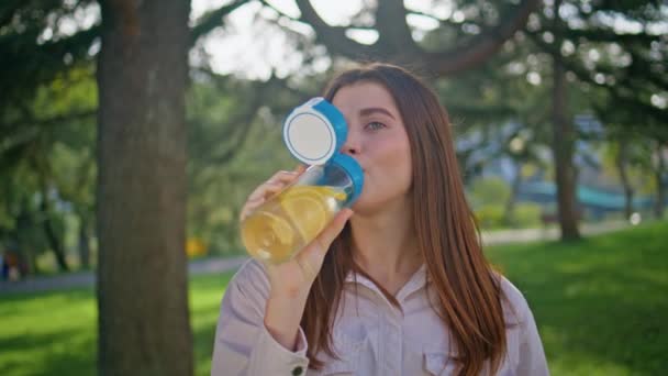 Ragazza Sana Idratante Con Bottiglia Acqua Nel Parco Soleggiato Primo — Video Stock