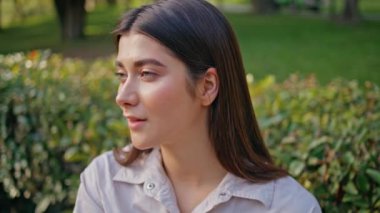 Resimli yansıtıcı kadın düşünceli bir şekilde yeşil parkta oturuyor. Kapalı, sakin, düşünceli bir bayan hafta sonu tatilini güzel doğa üzerinde geçiriyor. Serene modeli yeşillik merceğinde poz veriyor.