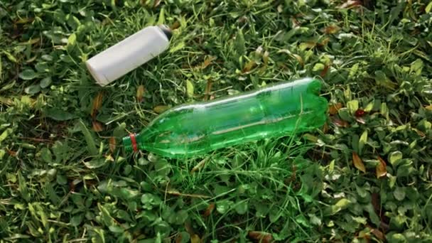 Lixo Plástico Deitado Parque Grama Verde Simbolizam Poluição Ambiental Resíduos — Vídeo de Stock