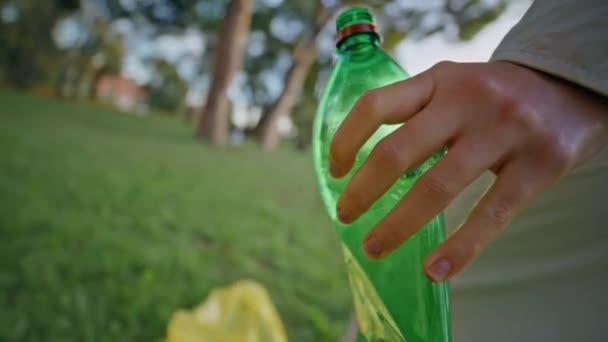 Mão Ativista Segurando Garrafa Plástico Ação Limpeza Close Parque Mulher — Vídeo de Stock