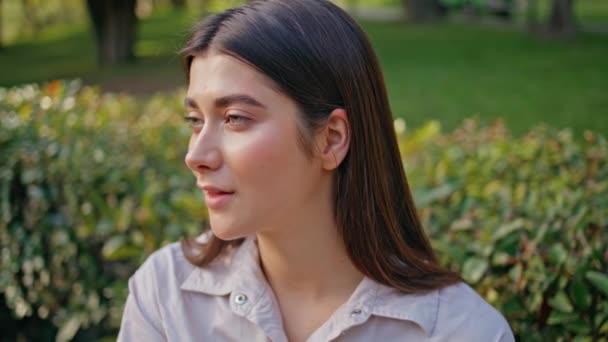 Retrato Mulher Reflexiva Olhando Pensativamente Sentado Parque Verde Closeup Serena — Vídeo de Stock