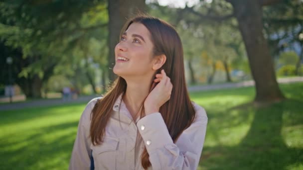 Vidám Mosolyog Park Érzés Boldogság Napos Hétvégi Portré Szekrény Boldog — Stock videók