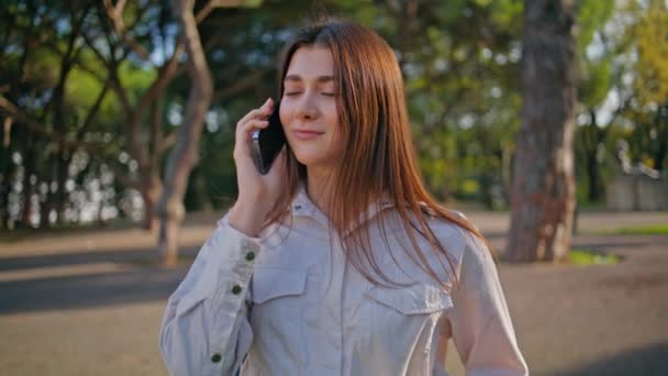 Gülümseyen Öğrenci Yeşil Parkta Cep Telefonuyla Konuşuyor Mutlu Genç Bayan — Stok video