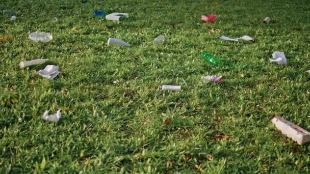 Тісніше Забруднююча Паркова Трава Ілюструє Екологічну Недбалість Відкинуті Пластикові Пляшки — стокове відео