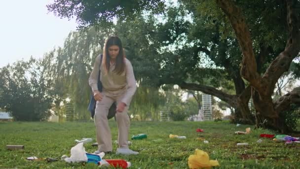 Akşam Yeşili Parkında Çöp Toplayan Yürüyen Kız Çevre Temizliğine Kendini — Stok video