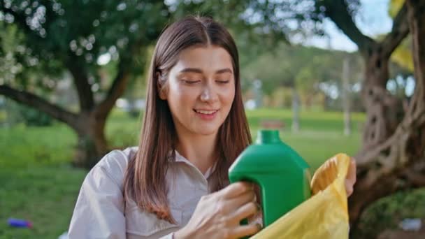 Mujer Sonriente Lanzando Botella Plástico Bolsa Reciclaje Irradiando Felicidad Ecológica — Vídeos de Stock