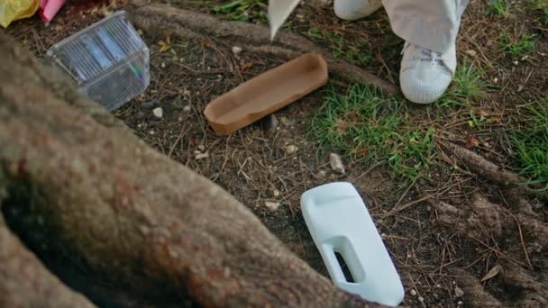 Manos Tomando Tierra Basura Destacando Problema Contaminación Con Plástico Desechado — Vídeos de Stock