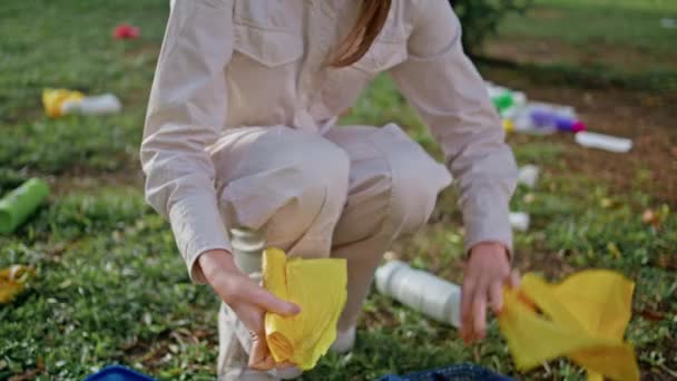Mulher Segurando Saco Plástico Para Coleta Lixo Mostrando Close Ação — Vídeo de Stock