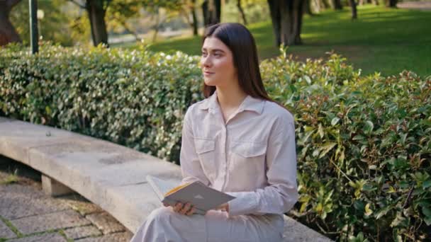 Romantische Mädchen Lesen Buch Genießen Ruhigen Moment Grünen Park Entspannte — Stockvideo
