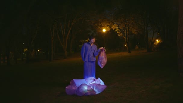 Stylowa Kobieta Biorąca Udział Sprzątaniu Parku Zmroku Oświetlona Latarniami Ulicznymi — Wideo stockowe