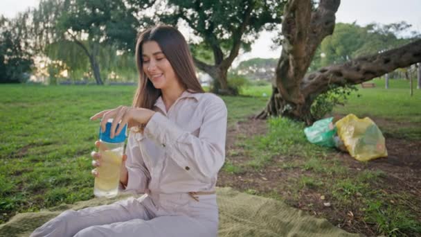 Расслабленная Девушка Наслаждается Увлажнением Стеклянной Бутылки Парке Излучающих Оздоровительный Улыбающаяся — стоковое видео