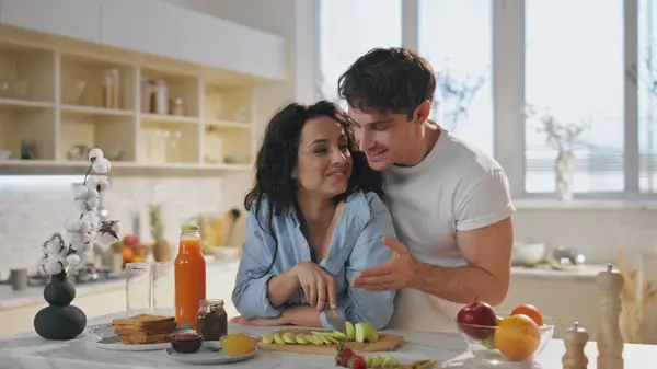 Romantisk Familie Som Spiser Frokost Sammen Hjemmekjøkkenet Føler Lykke Nært – stockfoto