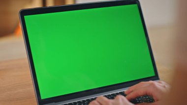 Çalışma masasında krom anahtar dizüstü bilgisayarı yazan tanınmamış bir kadın var. İş kadını elleri ofisteki yeşil ekranlı bilgisayarda mesajlaşıyor. Meçhul kız işçi model cihazıyla ilgili rapor hazırlıyor..