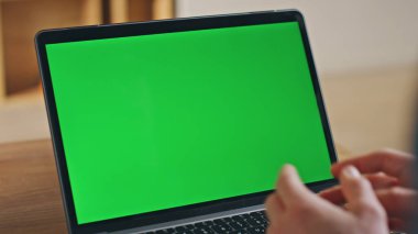 Çevrimiçi öğretmen evde otururken bilgisayarlı web kamerasıyla konuşuyor. Modern model bilgisayar kullanarak tanımlanamayan adam videosu arıyor. Bilinmeyen konuşmacı içeride internet ağı yönetiyor.