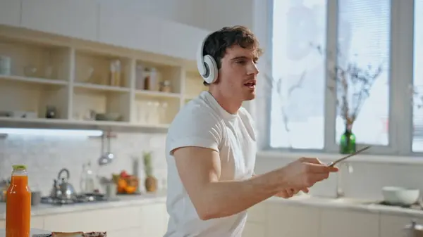 Fyren Lytter Musikk Kjøkkenet Med Trådløse Hodetelefoner Nært Hold Gledelig – stockfoto