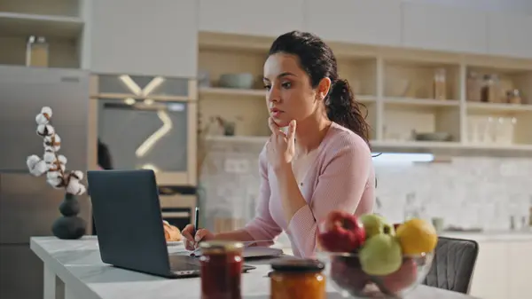 Omtenksom Kvinne Som Jobber Laptop Sitter Koselig Moderne Kjøkken Nært – stockfoto