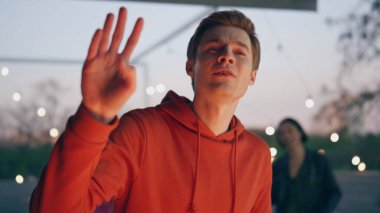 Gülümseyen adam akşam barında kokteyl ısmarlıyor. Neşeli müşteri açık hava kafeteryasında içki istiyor. Tezgahta duran çeşitli kızlar arkadaşa geliyor. Parti etkinliği