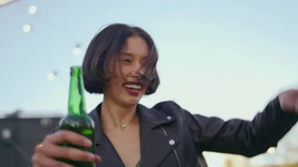 Nærbilde Asiatisk Jente Danser Med Drink Terrasse Diskoteket Glad Ung stockbilde