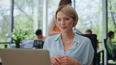 Yaratıcı yönetici video çağrı bilgisayarı ofis masasında yakın planda. Çevrimiçi sohbet sunumu projesinde iletişim kuran çekici gülümseyen iş kadını. Mutlu kadın CEO el kol hareketi yaparak iyi haberleri tartışıyor. 