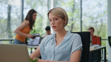 Ofiste dizüstü bilgisayarla danışmanlık yapan profesyonel bir kadın. Kendine güvenen bir iş kadını müşterisiyle uzaktan iş görüşmeleri yapıyor. Müdür konuşuyor web kamerası 