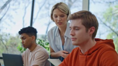 Ofisteki şirket danışmanı kapatıyor. Bilgisayarı izleyen ciddi akıl hocası bir kadın meslektaşına tavsiyelerde bulunuyor. Yaratıcı genç çift kabinede sorun çözme konusunda tartışıyorlar