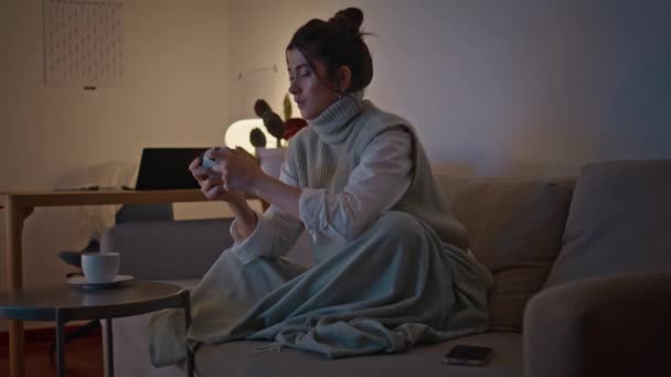 Mujer Emocionada Jugando Gamepad Último Apartamento Millennial Chica Enfocada Disfrutando — Vídeo de stock