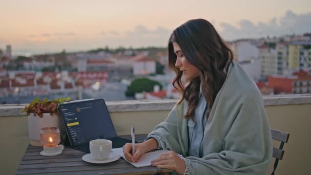 Kobieta Freelancer Pracuje Balkon Krajobraz Miasta Zbliżenie Romantyczna Pani Pisząca — Wideo stockowe