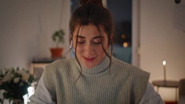 Gülümseyen öğretmen, gece kulübünü kapatırken videoya çekiyor. Kulaklıklı mutlu kız sanal sohbet yapıyor. Akşam apartmanında sohbet eden neşeli bir kadın. Uzaktan eğitim kavramı
