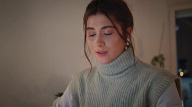 Serbest çalışan bir kadın bilgisayar gece iş yerinde sanal sohbet yapıyor. Odaklanmış bir kadın, akşam evindeki video görüşmesinde el hareketleriyle eğleniyor. Kulaklıklı, bilgisayarlı uzaktan kumandayı açıklayan ciddi bir öğretmen.