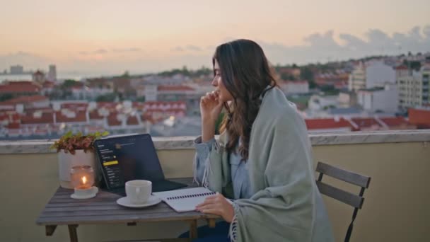Večerní Mladá Žena Vypadá Notebook Sedí Dřevěný Stůl Střeše Města — Stock video