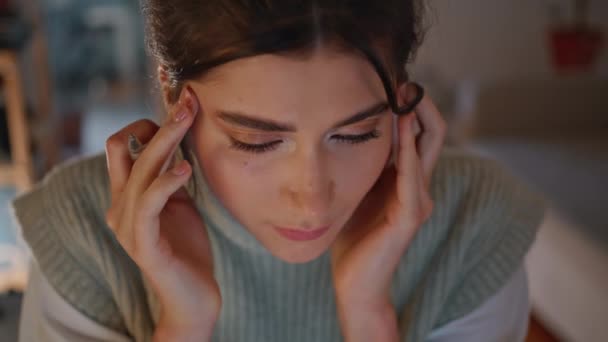 Stresszes Lány Masszírozza Fejét Éjszakai Munkahelyén Kimerült Női Munkaközvetítő Fáradt — Stock videók