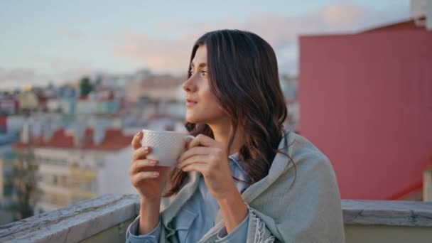 Zarte Frau Trinkt Espresso Bei Sonnenuntergang Mit Blick Auf Den — Stockvideo