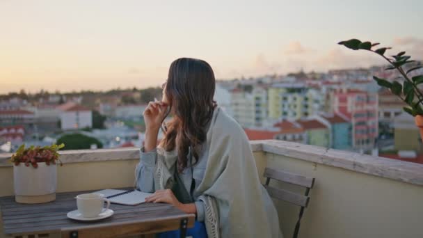 Ρομαντικό Κορίτσι Αναζητούν Cityscape Ανάπαυσης Μπαλκόνι Στο Φως Του Ήλιου — Αρχείο Βίντεο