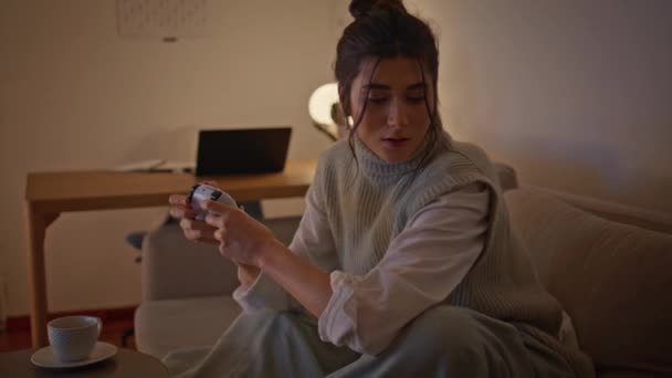 Jugar Mujer Tratando Ganar Videojuego Solo Casa Noche Primer Plano — Vídeo de stock