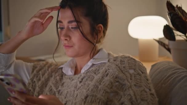 Femme Retard Utilisant Téléphone Portable Gros Plan Maison Sombre Calme — Video