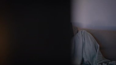 Rahat bir kadın geceleri rahat rahat koltukta dizüstü bilgisayarına bakıyor. Bilgisayarda çalışan, akşam çayını yudumlayan bir kadın. Sıcak içecek içen genç bir kız. İnternette fabrikaların içinde ders çalışıyor. 