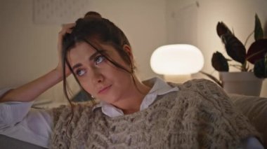 Sorunlu kadın, evinde oturmuş televizyon seyrediyor. Lamba ışığı dairesinde kanal değiştiren sıkıcı sakin kadın. Düşünceli esmer model kız sıcak akşam atmosferinde tek başına vakit geçiriyor.