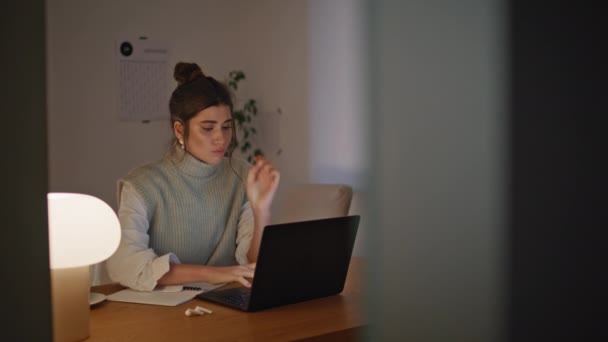 Seriöse Geschäftsfrau Arbeitet Laptop Der Nacht Arbeitsplatz Nahaufnahme Konzentrierte Studentin — Stockvideo