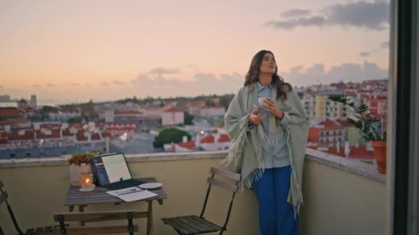 Χαλαρός Επιχειρηματίας Κρατώντας Καπουτσίνο Στέκεται Στο Μπαλκόνι Θέα Στην Πόλη — Αρχείο Βίντεο
