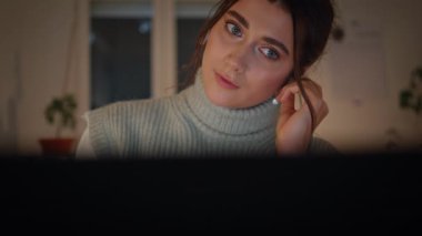 Kulaklık öğrencisi gece oturma odasında dizüstü bilgisayara bakıyor. Mutlu, gülümseyen bir kadın akşam dairesindeki video görüşmesinden zevk alıyor. Esmer kadın geç saatlere kadar çalışıyor. Olumlu konuşma