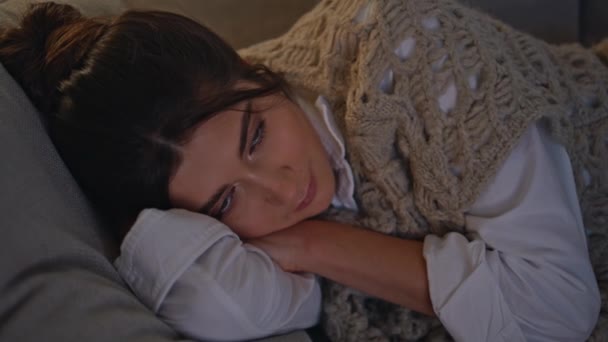 Menina Relaxada Dormindo Sofá Noite Apartamento Closeup Morena Sorridente Desfrutar — Vídeo de Stock