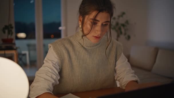 Professionell Kvinna Arbetar Intensivt Skriva Laptop Hemma Kväll Närbild Fokuserad — Stockvideo
