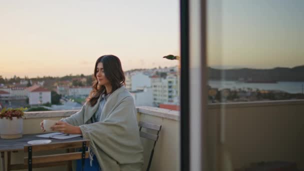 Gündoğumu Balkonunda Kahve Yudumlayan Yansıtıcı Kadın Şehir Manzarasını Aydınlatıyor Ahşap — Stok video
