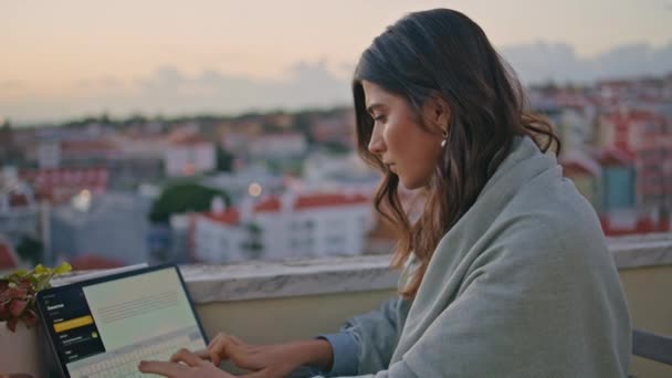 Сосредоточенный Студентка Пишет Диплом Ноутбук Панорамном Месте Города Заката Крупным — стоковое видео