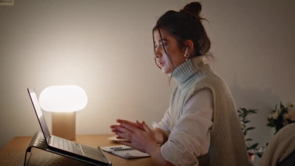 Verloofde Vrouw Praat Laptop Videocall Hebben Discussie Nachts Thuis Werkplek — Stockvideo