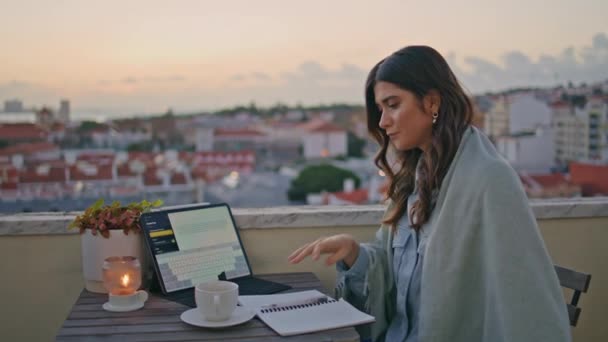 Studentka Textování Počítač Učení Line Město Soumraku Balkon Detailní Vážná — Stock video