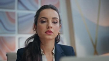 İş yerindeki portrede ciddi bir yönetici çalışma ofisi sorunu çözüyor. Kendine güvenen iş kadını dizüstü bilgisayarla gelecekteki iş stratejisini planlıyor. Şirket liderlik yönetimi 