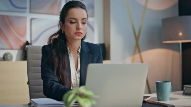 Ofiste Dizüstü Bilgisayarda Klavye Yazan Çalışkan Bir Kadını Dijital Işi — Stok video