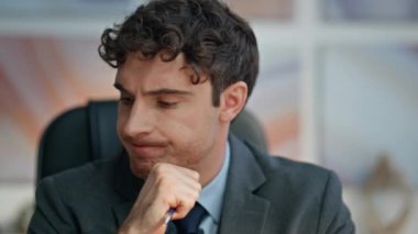 Somurtkan yönetici ofiste tek başına çalışmaktan endişeleniyor. Hüsrana uğramış iş adamı iş yerinde elinde kalem tutarken gergin hissediyor. Kabinede traşsız, stresli girişimci düşünme sorunu 